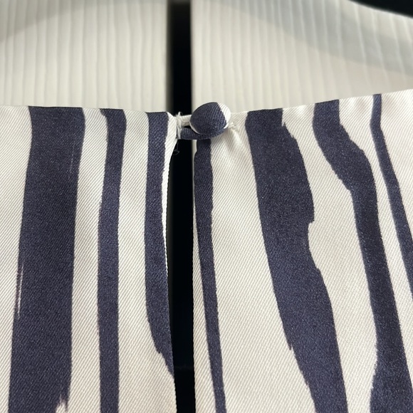 Theory Navy and White Tank. Size M. - Picture 6 of 8